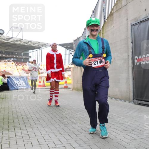 08.12.2024 - St. Pauli X-Mass-Run No. 14 H.Heesch http://msf.ph/oto/7492038 08.12.2024 10:05:51 Ziel 126, 620, 949, 2031, 2146, 2889, 2890, 2903, 2904, 3339, 126, 1957, 2056, 2080, 2146, 2866, 3339 meine-sportfotos.de