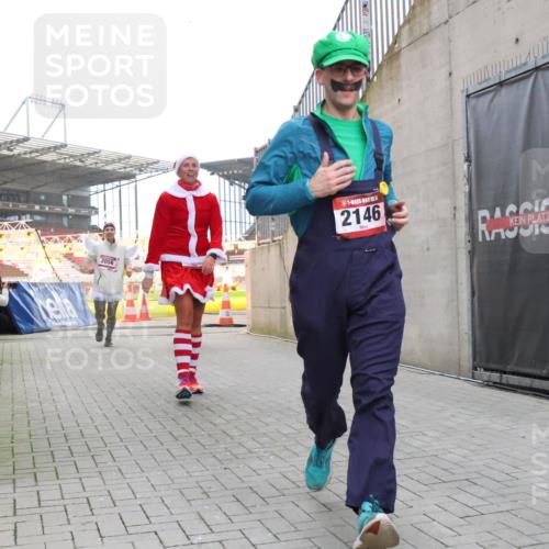 08.12.2024 - St. Pauli X-Mass-Run No. 14 H.Heesch http://msf.ph/oto/7492054 08.12.2024 10:05:51 Ziel 126, 620, 949, 2031, 2146, 2889, 2890, 2903, 2904, 3339, 126, 1957, 2056, 2080, 2146, 2866, 3339 meine-sportfotos.de