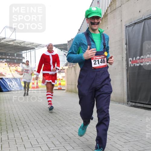 08.12.2024 - St. Pauli X-Mass-Run No. 14 H.Heesch http://msf.ph/oto/7492062 08.12.2024 10:05:51 Ziel 126, 620, 949, 2031, 2146, 2889, 2890, 2903, 2904, 3339, 126, 1957, 2056, 2080, 2146, 2866, 3339 meine-sportfotos.de