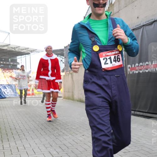 08.12.2024 - St. Pauli X-Mass-Run No. 14 H.Heesch http://msf.ph/oto/7492093 08.12.2024 10:05:51 Ziel 126, 620, 949, 2031, 2146, 2889, 2890, 2903, 2904, 3339, 126, 1957, 2056, 2080, 2146, 2866, 3339 meine-sportfotos.de