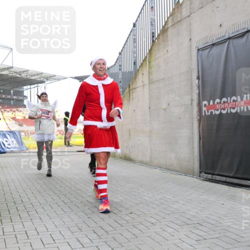 08.12.2024 - St. Pauli X-Mass-Run No. 14 H.Heesch http://msf.ph/oto/7492105 08.12.2024 10:05:52 Ziel 126, 620, 949, 2031, 2146, 2889, 2890, 2903, 2904, 3339, 126, 1957, 2056, 2080, 2146, 2866, 3339 meine-sportfotos.de