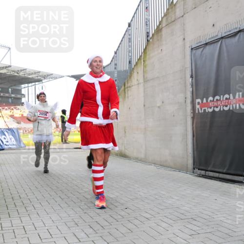 08.12.2024 - St. Pauli X-Mass-Run No. 14 H.Heesch http://msf.ph/oto/7492115 08.12.2024 10:05:52 Ziel 126, 620, 949, 2031, 2146, 2889, 2890, 2903, 2904, 3339, 126, 1957, 2056, 2080, 2146, 2866, 3339 meine-sportfotos.de
