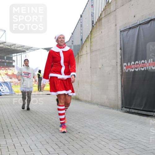08.12.2024 - St. Pauli X-Mass-Run No. 14 H.Heesch http://msf.ph/oto/7492123 08.12.2024 10:05:52 Ziel 126, 620, 949, 2031, 2146, 2889, 2890, 2903, 2904, 3339, 126, 1957, 2056, 2080, 2146, 2866, 3339 meine-sportfotos.de