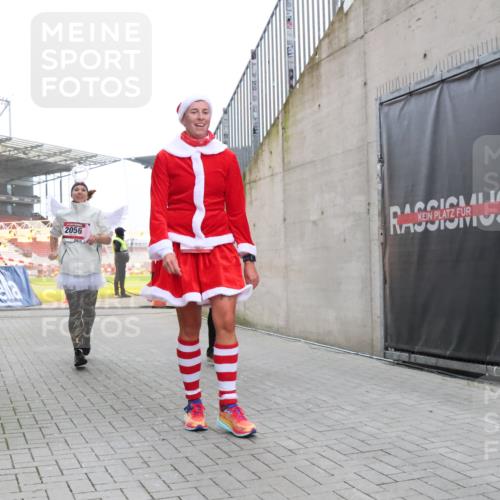 08.12.2024 - St. Pauli X-Mass-Run No. 14 H.Heesch http://msf.ph/oto/7492144 08.12.2024 10:05:53 Ziel 126, 620, 949, 2031, 2146, 2889, 2890, 2903, 2904, 3339, 1957, 2056, 2080, 2864, 2866, 3339 meine-sportfotos.de