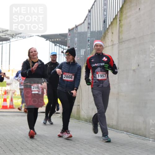 08.12.2024 - St. Pauli X-Mass-Run No. 14 H.Heesch http://msf.ph/oto/7492266 08.12.2024 10:05:58 Ziel 126, 620, 949, 2056, 2080, 2146, 2866, 3339, 751, 932, 1178, 1605, 1643, 1650, 1957, 2077, 2603, 2864, 2866, 3114, 3302 meine-sportfotos.de