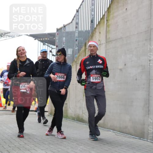 08.12.2024 - St. Pauli X-Mass-Run No. 14 H.Heesch http://msf.ph/oto/7492279 08.12.2024 10:05:58 Ziel 126, 620, 949, 2056, 2080, 2146, 2866, 3339, 751, 932, 1178, 1605, 1643, 1650, 1957, 2077, 2603, 2864, 2866, 3114, 3302 meine-sportfotos.de