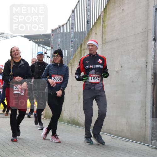 08.12.2024 - St. Pauli X-Mass-Run No. 14 H.Heesch http://msf.ph/oto/7492285 08.12.2024 10:05:58 Ziel 126, 620, 949, 2056, 2080, 2146, 2866, 3339, 751, 932, 1178, 1605, 1643, 1650, 1957, 2077, 2603, 2864, 2866, 3114, 3302 meine-sportfotos.de