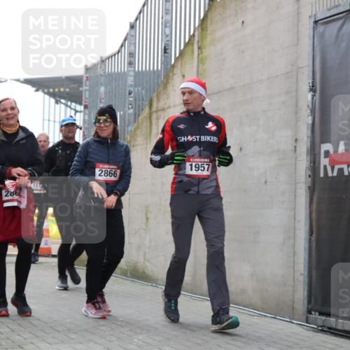 08.12.2024 - St. Pauli X-Mass-Run No. 14 H.Heesch http://msf.ph/oto/7492301 08.12.2024 10:05:58 Ziel 126, 620, 949, 2056, 2080, 2146, 2866, 3339, 751, 932, 1178, 1605, 1643, 1650, 1957, 2077, 2603, 2864, 2866, 3114, 3302 meine-sportfotos.de