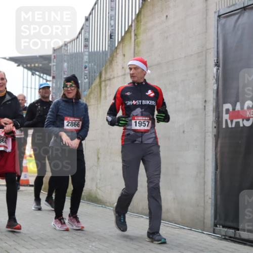 08.12.2024 - St. Pauli X-Mass-Run No. 14 H.Heesch http://msf.ph/oto/7492306 08.12.2024 10:05:58 Ziel 126, 620, 949, 2056, 2080, 2146, 2866, 3339, 751, 932, 1178, 1605, 1643, 1650, 1957, 2077, 2603, 2864, 2866, 3114, 3302 meine-sportfotos.de