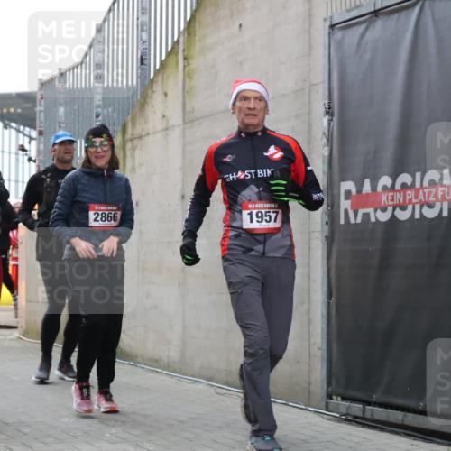 08.12.2024 - St. Pauli X-Mass-Run No. 14 H.Heesch http://msf.ph/oto/7492313 08.12.2024 10:05:59 Ziel 126, 1957, 2056, 2080, 2146, 2866, 3339, 751, 932, 1178, 1605, 1643, 1650, 1957, 2077, 2435, 2603, 2864, 2908, 3114, 3302 meine-sportfotos.de