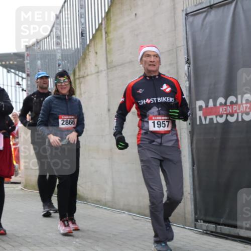 08.12.2024 - St. Pauli X-Mass-Run No. 14 H.Heesch http://msf.ph/oto/7492320 08.12.2024 10:05:59 Ziel 126, 1957, 2056, 2080, 2146, 2866, 3339, 751, 932, 1178, 1605, 1643, 1650, 1957, 2077, 2435, 2603, 2864, 2908, 3114, 3302 meine-sportfotos.de