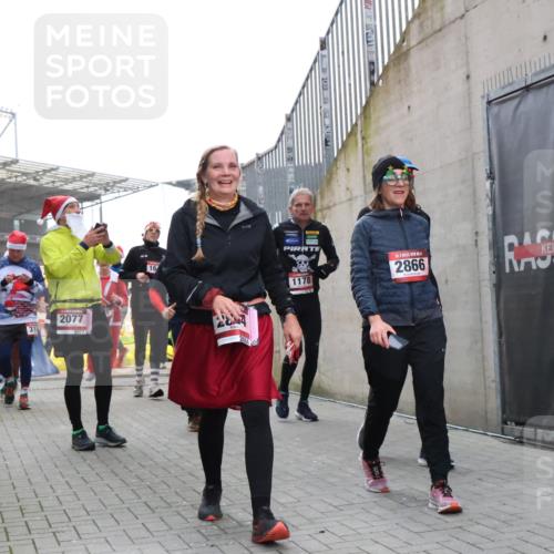 08.12.2024 - St. Pauli X-Mass-Run No. 14 H.Heesch http://msf.ph/oto/7492328 08.12.2024 10:06:01 Ziel 126, 1957, 2056, 2080, 2146, 2864, 2866, 3339, 751, 932, 1178, 1605, 1643, 1650, 1957, 2077, 2306, 2308, 2344, 2435, 2603, 2864, 2908, 3114, 3302 meine-sportfotos.de