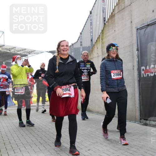 08.12.2024 - St. Pauli X-Mass-Run No. 14 H.Heesch http://msf.ph/oto/7492333 08.12.2024 10:06:01 Ziel 126, 1957, 2056, 2080, 2146, 2864, 2866, 3339, 751, 932, 1178, 1605, 1643, 1650, 1957, 2077, 2306, 2308, 2344, 2435, 2603, 2864, 2908, 3114, 3302 meine-sportfotos.de