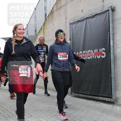 08.12.2024 - St. Pauli X-Mass-Run No. 14 H.Heesch http://msf.ph/oto/7492343 08.12.2024 10:06:01 Ziel 126, 1957, 2056, 2080, 2146, 2864, 2866, 3339, 751, 932, 1178, 1605, 1643, 1650, 1957, 2077, 2306, 2308, 2344, 2435, 2603, 2864, 2908, 3114, 3302 meine-sportfotos.de