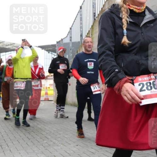 08.12.2024 - St. Pauli X-Mass-Run No. 14 H.Heesch http://msf.ph/oto/7492353 08.12.2024 10:06:03 Ziel 126, 1178, 1957, 2056, 2080, 2146, 2864, 2866, 3339, 751, 932, 1178, 1605, 1643, 1650, 2077, 2306, 2308, 2344, 2435, 2603, 2864, 2908, 3114, 3118, 3302 meine-sportfotos.de