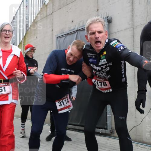 08.12.2024 - St. Pauli X-Mass-Run No. 14 H.Heesch http://msf.ph/oto/7492391 08.12.2024 10:06:05 Ziel 751, 1178, 1605, 1643, 1650, 1957, 2056, 2080, 2864, 2866, 3114, 3302, 3339, 751, 932, 1178, 1605, 1643, 1650, 2077, 2306, 2308, 2344, 2435, 2603, 2908, 3114, 3115, 3118, 3302 meine-sportfotos.de