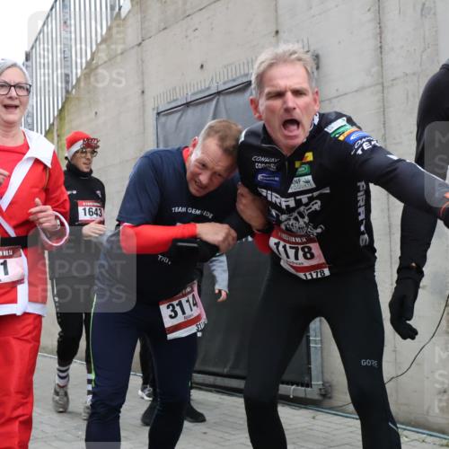 08.12.2024 - St. Pauli X-Mass-Run No. 14 H.Heesch http://msf.ph/oto/7492397 08.12.2024 10:06:05 Ziel 751, 1178, 1605, 1643, 1650, 1957, 2056, 2080, 2864, 2866, 3114, 3302, 3339, 751, 932, 1178, 1605, 1643, 1650, 2077, 2306, 2308, 2344, 2435, 2603, 2908, 3114, 3115, 3118, 3302 meine-sportfotos.de