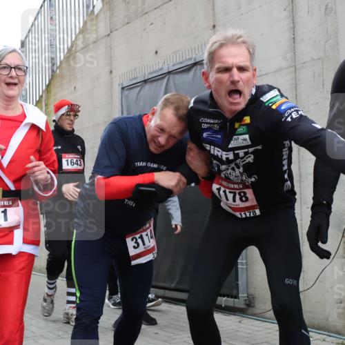 08.12.2024 - St. Pauli X-Mass-Run No. 14 H.Heesch http://msf.ph/oto/7492401 08.12.2024 10:06:05 Ziel 751, 1178, 1605, 1643, 1650, 1957, 2056, 2080, 2864, 2866, 3114, 3302, 3339, 751, 932, 1178, 1605, 1643, 1650, 2077, 2306, 2308, 2344, 2435, 2603, 2908, 3114, 3115, 3118, 3302 meine-sportfotos.de