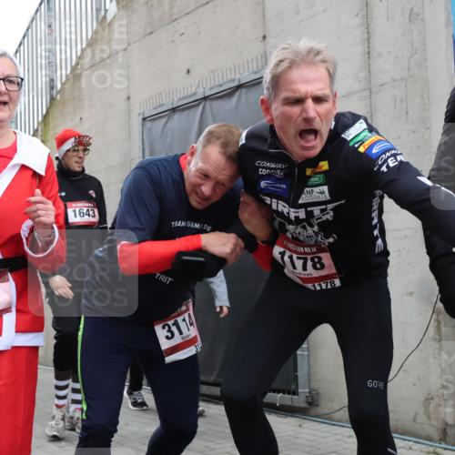 08.12.2024 - St. Pauli X-Mass-Run No. 14 H.Heesch http://msf.ph/oto/7492415 08.12.2024 10:06:05 Ziel 751, 1178, 1605, 1643, 1650, 1957, 2056, 2080, 2864, 2866, 3114, 3302, 3339, 751, 932, 1178, 1605, 1643, 1650, 2077, 2306, 2308, 2344, 2435, 2603, 2908, 3114, 3115, 3118, 3302 meine-sportfotos.de