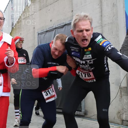 08.12.2024 - St. Pauli X-Mass-Run No. 14 H.Heesch http://msf.ph/oto/7492423 08.12.2024 10:06:05 Ziel 751, 1178, 1605, 1643, 1650, 1957, 2056, 2080, 2864, 2866, 3114, 3302, 3339, 751, 932, 1178, 1605, 1643, 1650, 2077, 2306, 2308, 2344, 2435, 2603, 2908, 3114, 3115, 3118, 3302 meine-sportfotos.de