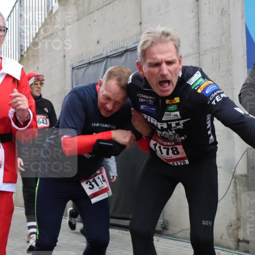 08.12.2024 - St. Pauli X-Mass-Run No. 14 H.Heesch http://msf.ph/oto/7492429 08.12.2024 10:06:05 Ziel 751, 1178, 1605, 1643, 1650, 1957, 2056, 2080, 2864, 2866, 3114, 3302, 3339, 751, 932, 1178, 1605, 1643, 1650, 2077, 2306, 2308, 2344, 2435, 2603, 2908, 3114, 3115, 3118, 3302 meine-sportfotos.de