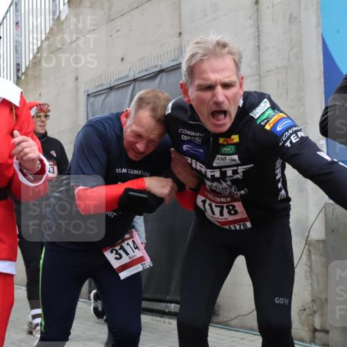 08.12.2024 - St. Pauli X-Mass-Run No. 14 H.Heesch http://msf.ph/oto/7492437 08.12.2024 10:06:05 Ziel 751, 1178, 1605, 1643, 1650, 1957, 2056, 2080, 2864, 2866, 3114, 3302, 3339, 751, 932, 1178, 1605, 1643, 1650, 2077, 2306, 2308, 2344, 2435, 2603, 2908, 3114, 3115, 3118, 3302 meine-sportfotos.de
