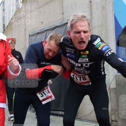 08.12.2024 - St. Pauli X-Mass-Run No. 14 H.Heesch http://msf.ph/oto/7492443 08.12.2024 10:06:05 Ziel 751, 1178, 1605, 1643, 1650, 1957, 2056, 2080, 2864, 2866, 3114, 3302, 3339, 751, 932, 1178, 1605, 1643, 1650, 2077, 2306, 2308, 2344, 2435, 2603, 2908, 3114, 3115, 3118, 3302 meine-sportfotos.de