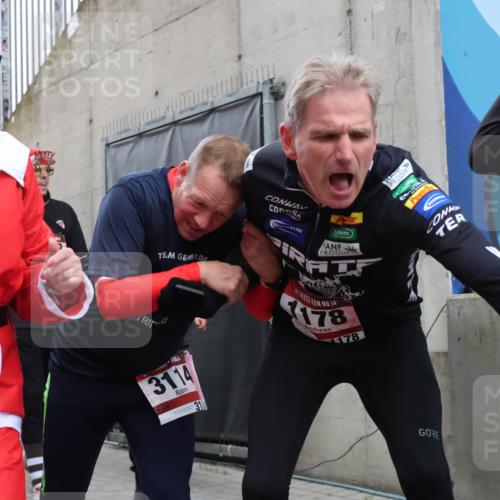 08.12.2024 - St. Pauli X-Mass-Run No. 14 H.Heesch http://msf.ph/oto/7492449 08.12.2024 10:06:05 Ziel 751, 1178, 1605, 1643, 1650, 1957, 2056, 2080, 2864, 2866, 3114, 3302, 3339, 751, 932, 1178, 1605, 1643, 1650, 2077, 2306, 2308, 2344, 2435, 2603, 2908, 3114, 3115, 3118, 3302 meine-sportfotos.de