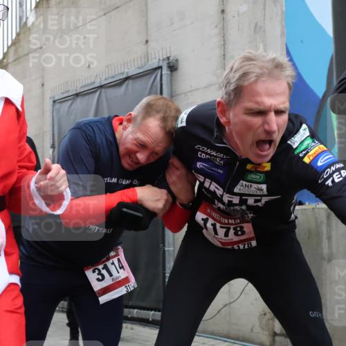 08.12.2024 - St. Pauli X-Mass-Run No. 14 H.Heesch http://msf.ph/oto/7492466 08.12.2024 10:06:06 Ziel 751, 932, 1178, 1605, 1643, 1650, 1957, 2056, 2077, 2080, 2603, 2864, 2866, 3114, 3302, 751, 932, 1605, 1643, 1650, 2077, 2306, 2308, 2344, 2435, 2603, 2908, 3114, 3115, 3118, 3302 meine-sportfotos.de