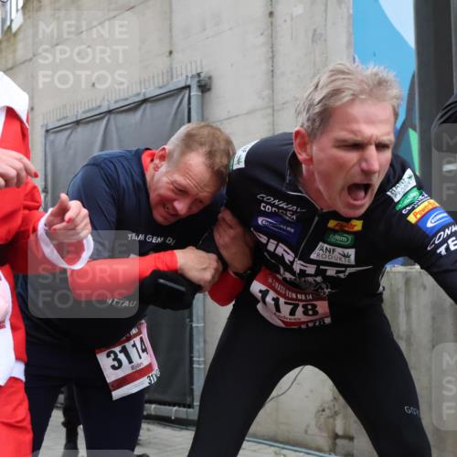08.12.2024 - St. Pauli X-Mass-Run No. 14 H.Heesch http://msf.ph/oto/7492472 08.12.2024 10:06:06 Ziel 751, 932, 1178, 1605, 1643, 1650, 1957, 2056, 2077, 2080, 2603, 2864, 2866, 3114, 3302, 751, 932, 1605, 1643, 1650, 2077, 2306, 2308, 2344, 2435, 2603, 2908, 3114, 3115, 3118, 3302 meine-sportfotos.de