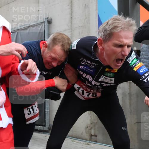 08.12.2024 - St. Pauli X-Mass-Run No. 14 H.Heesch http://msf.ph/oto/7492485 08.12.2024 10:06:06 Ziel 751, 932, 1178, 1605, 1643, 1650, 1957, 2056, 2077, 2080, 2603, 2864, 2866, 3114, 3302, 751, 932, 1605, 1643, 1650, 2077, 2306, 2308, 2344, 2435, 2603, 2908, 3114, 3115, 3118, 3302 meine-sportfotos.de