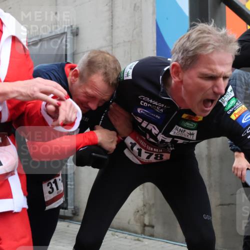 08.12.2024 - St. Pauli X-Mass-Run No. 14 H.Heesch http://msf.ph/oto/7492495 08.12.2024 10:06:06 Ziel 751, 932, 1178, 1605, 1643, 1650, 1957, 2056, 2077, 2080, 2603, 2864, 2866, 3114, 3302, 751, 932, 1605, 1643, 1650, 2077, 2306, 2308, 2344, 2435, 2603, 2908, 3114, 3115, 3118, 3302 meine-sportfotos.de