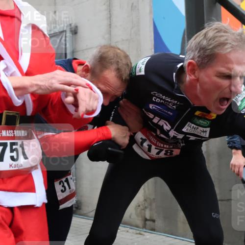 08.12.2024 - St. Pauli X-Mass-Run No. 14 H.Heesch http://msf.ph/oto/7492501 08.12.2024 10:06:06 Ziel 751, 932, 1178, 1605, 1643, 1650, 1957, 2056, 2077, 2080, 2603, 2864, 2866, 3114, 3302, 751, 932, 1605, 1643, 1650, 2077, 2306, 2308, 2344, 2435, 2603, 2908, 3114, 3115, 3118, 3302 meine-sportfotos.de