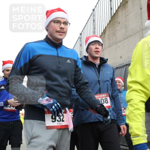08.12.2024 - St. Pauli X-Mass-Run No. 14 H.Heesch http://msf.ph/oto/7492535 08.12.2024 10:06:08 Ziel 751, 932, 1178, 1605, 1643, 1650, 1957, 2056, 2077, 2080, 2306, 2308, 2344, 2435, 2603, 2864, 2866, 2908, 3114, 3302, 932, 1243, 2077, 2306, 2308, 2344, 2435, 2603, 2908, 3115, 3118, 3184 meine-sportfotos.de