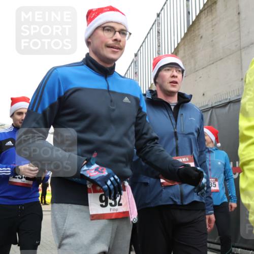 08.12.2024 - St. Pauli X-Mass-Run No. 14 H.Heesch http://msf.ph/oto/7492554 08.12.2024 10:06:08 Ziel 751, 932, 1178, 1605, 1643, 1650, 1957, 2056, 2077, 2080, 2306, 2308, 2344, 2435, 2603, 2864, 2866, 2908, 3114, 3302, 932, 1243, 2077, 2306, 2308, 2344, 2435, 2603, 2908, 3115, 3118, 3184 meine-sportfotos.de