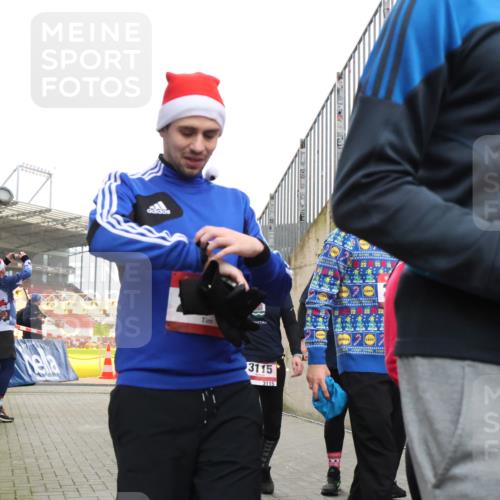 08.12.2024 - St. Pauli X-Mass-Run No. 14 H.Heesch http://msf.ph/oto/7492580 08.12.2024 10:06:09 Ziel 751, 932, 1178, 1605, 1643, 1650, 1957, 2056, 2077, 2306, 2308, 2344, 2435, 2603, 2864, 2866, 2908, 3114, 3302, 1243, 2306, 2308, 2344, 2435, 2908, 3115, 3118, 3184 meine-sportfotos.de