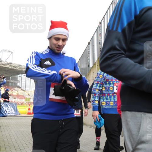 08.12.2024 - St. Pauli X-Mass-Run No. 14 H.Heesch http://msf.ph/oto/7492586 08.12.2024 10:06:09 Ziel 751, 932, 1178, 1605, 1643, 1650, 1957, 2056, 2077, 2306, 2308, 2344, 2435, 2603, 2864, 2866, 2908, 3114, 3302, 1243, 2306, 2308, 2344, 2435, 2908, 3115, 3118, 3184 meine-sportfotos.de