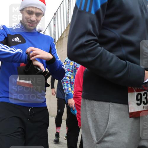 08.12.2024 - St. Pauli X-Mass-Run No. 14 H.Heesch http://msf.ph/oto/7492599 08.12.2024 10:06:10 Ziel 751, 932, 1178, 1605, 1643, 1650, 1957, 2077, 2306, 2308, 2344, 2435, 2603, 2864, 2866, 2908, 3114, 3302, 1243, 2306, 2308, 2344, 2474, 3115, 3118, 3184 meine-sportfotos.de
