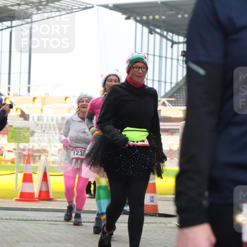 08.12.2024 - St. Pauli X-Mass-Run No. 14 H.Heesch http://msf.ph/oto/7492624 08.12.2024 10:06:13 Ziel 751, 932, 1178, 1605, 1643, 1650, 1957, 2077, 2306, 2308, 2344, 2435, 2603, 2864, 2908, 3114, 3115, 3118, 3302, 175, 1243, 2474, 3115, 3118, 3184 meine-sportfotos.de