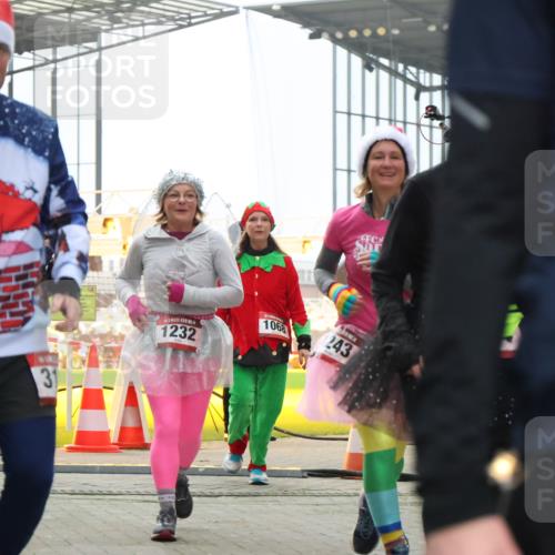 08.12.2024 - St. Pauli X-Mass-Run No. 14 H.Heesch http://msf.ph/oto/7492631 08.12.2024 10:06:13 Ziel 751, 932, 1178, 1605, 1643, 1650, 1957, 2077, 2306, 2308, 2344, 2435, 2603, 2864, 2908, 3114, 3115, 3118, 3302, 175, 1243, 2474, 3115, 3118, 3184 meine-sportfotos.de