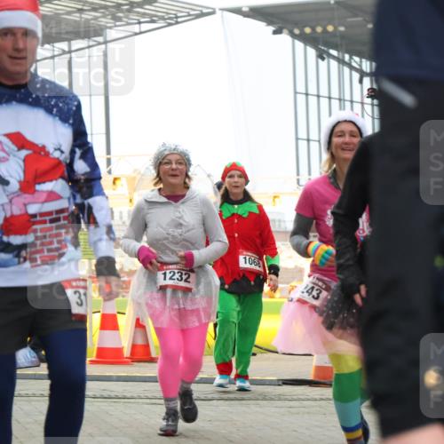 08.12.2024 - St. Pauli X-Mass-Run No. 14 H.Heesch http://msf.ph/oto/7492636 08.12.2024 10:06:13 Ziel 751, 932, 1178, 1605, 1643, 1650, 1957, 2077, 2306, 2308, 2344, 2435, 2603, 2864, 2908, 3114, 3115, 3118, 3302, 175, 1243, 2474, 3115, 3118, 3184 meine-sportfotos.de