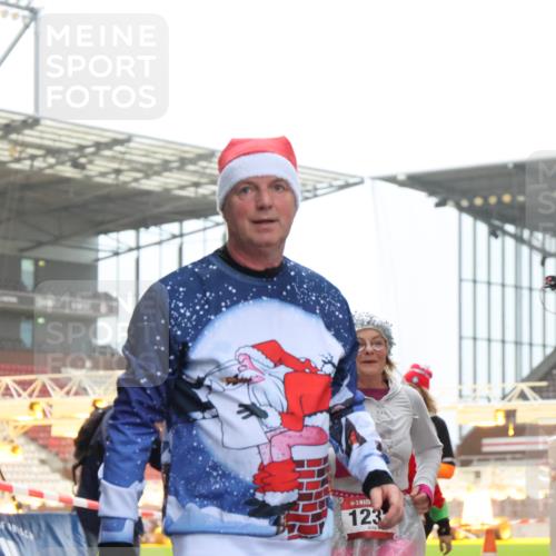 08.12.2024 - St. Pauli X-Mass-Run No. 14 H.Heesch http://msf.ph/oto/7492643 08.12.2024 10:06:14 Ziel 751, 932, 1178, 1605, 1643, 1650, 2077, 2306, 2308, 2344, 2435, 2603, 2864, 2908, 3114, 3115, 3118, 3302, 175, 1068, 1243, 2474, 3115, 3184 meine-sportfotos.de