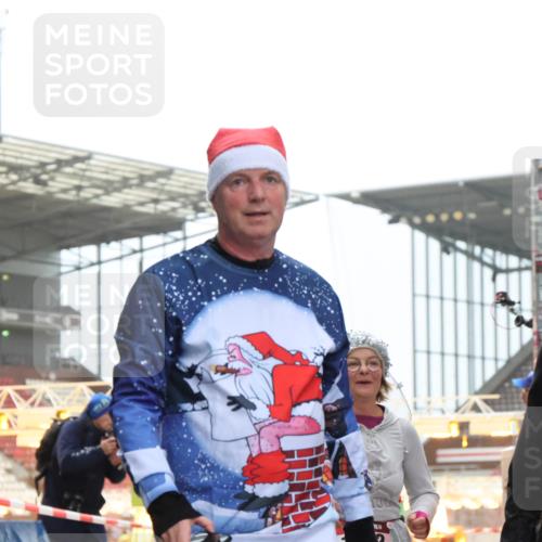 08.12.2024 - St. Pauli X-Mass-Run No. 14 H.Heesch http://msf.ph/oto/7492657 08.12.2024 10:06:15 Ziel 751, 932, 1178, 1605, 1643, 1650, 2077, 2306, 2308, 2344, 2435, 2603, 2864, 2908, 3114, 3115, 3118, 3184, 3302, 175, 1068, 1243, 2474, 3115, 3184 meine-sportfotos.de