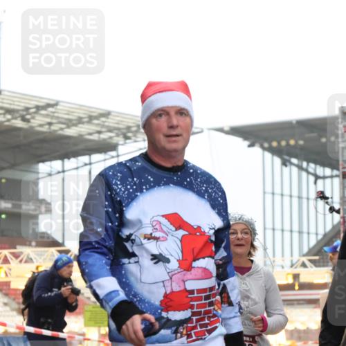 08.12.2024 - St. Pauli X-Mass-Run No. 14 H.Heesch http://msf.ph/oto/7492666 08.12.2024 10:06:15 Ziel 751, 932, 1178, 1605, 1643, 1650, 2077, 2306, 2308, 2344, 2435, 2603, 2864, 2908, 3114, 3115, 3118, 3184, 3302, 175, 1068, 1243, 2474, 3115, 3184 meine-sportfotos.de
