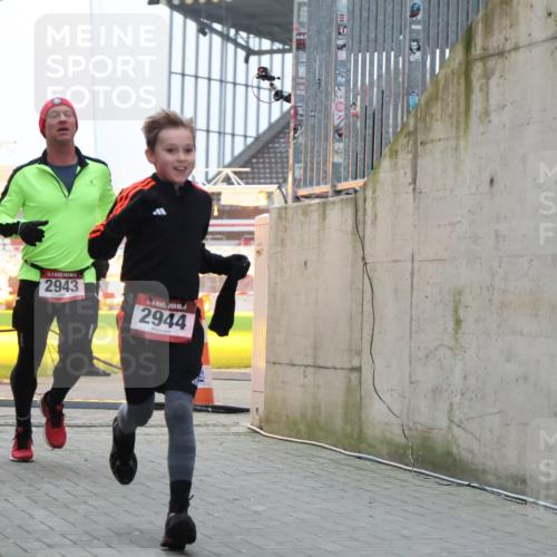 08.12.2024 - St. Pauli X-Mass-Run No. 14 H.Heesch http://msf.ph/oto/7492672 08.12.2024 09:58:24 Ziel 510, 1532, 1789, 3092, 3171, 1396, 1397, 2872, 2934, 2943, 2944 meine-sportfotos.de