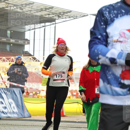 08.12.2024 - St. Pauli X-Mass-Run No. 14 H.Heesch http://msf.ph/oto/7492682 08.12.2024 10:06:16 Ziel 751, 932, 1178, 1243, 1605, 1643, 1650, 2077, 2306, 2308, 2344, 2435, 2603, 2908, 3114, 3115, 3118, 3184, 3302, 175, 1068, 1243, 2474, 3184 meine-sportfotos.de