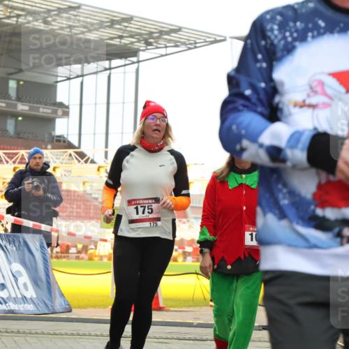 08.12.2024 - St. Pauli X-Mass-Run No. 14 H.Heesch http://msf.ph/oto/7492695 08.12.2024 10:06:17 Ziel 751, 932, 1178, 1243, 1605, 1643, 1650, 2077, 2306, 2308, 2344, 2435, 2603, 2908, 3114, 3115, 3118, 3184, 3302, 65, 175, 1068, 1243, 2474, 3006, 3184 meine-sportfotos.de
