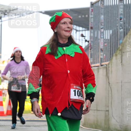 08.12.2024 - St. Pauli X-Mass-Run No. 14 H.Heesch http://msf.ph/oto/7492729 08.12.2024 10:06:20 Ziel 175, 932, 1243, 2077, 2306, 2308, 2344, 2435, 2474, 2603, 2908, 3115, 3118, 3184, 65, 175, 1068, 1232, 2474, 3006 meine-sportfotos.de