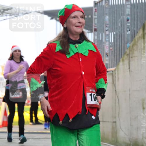 08.12.2024 - St. Pauli X-Mass-Run No. 14 H.Heesch http://msf.ph/oto/7492749 08.12.2024 10:06:21 Ziel 175, 1243, 2306, 2308, 2344, 2435, 2474, 2908, 3115, 3118, 3184, 40, 65, 175, 1068, 1232, 3006 meine-sportfotos.de
