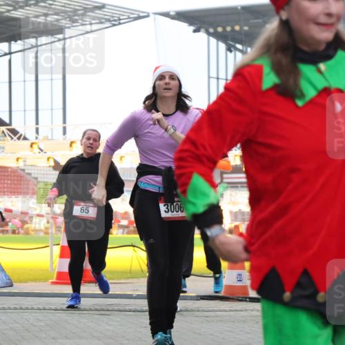 08.12.2024 - St. Pauli X-Mass-Run No. 14 H.Heesch http://msf.ph/oto/7492763 08.12.2024 10:06:22 Ziel 175, 1068, 1243, 2306, 2308, 2344, 2474, 3115, 3118, 3184, 40, 65, 175, 1068, 1232, 3006 meine-sportfotos.de